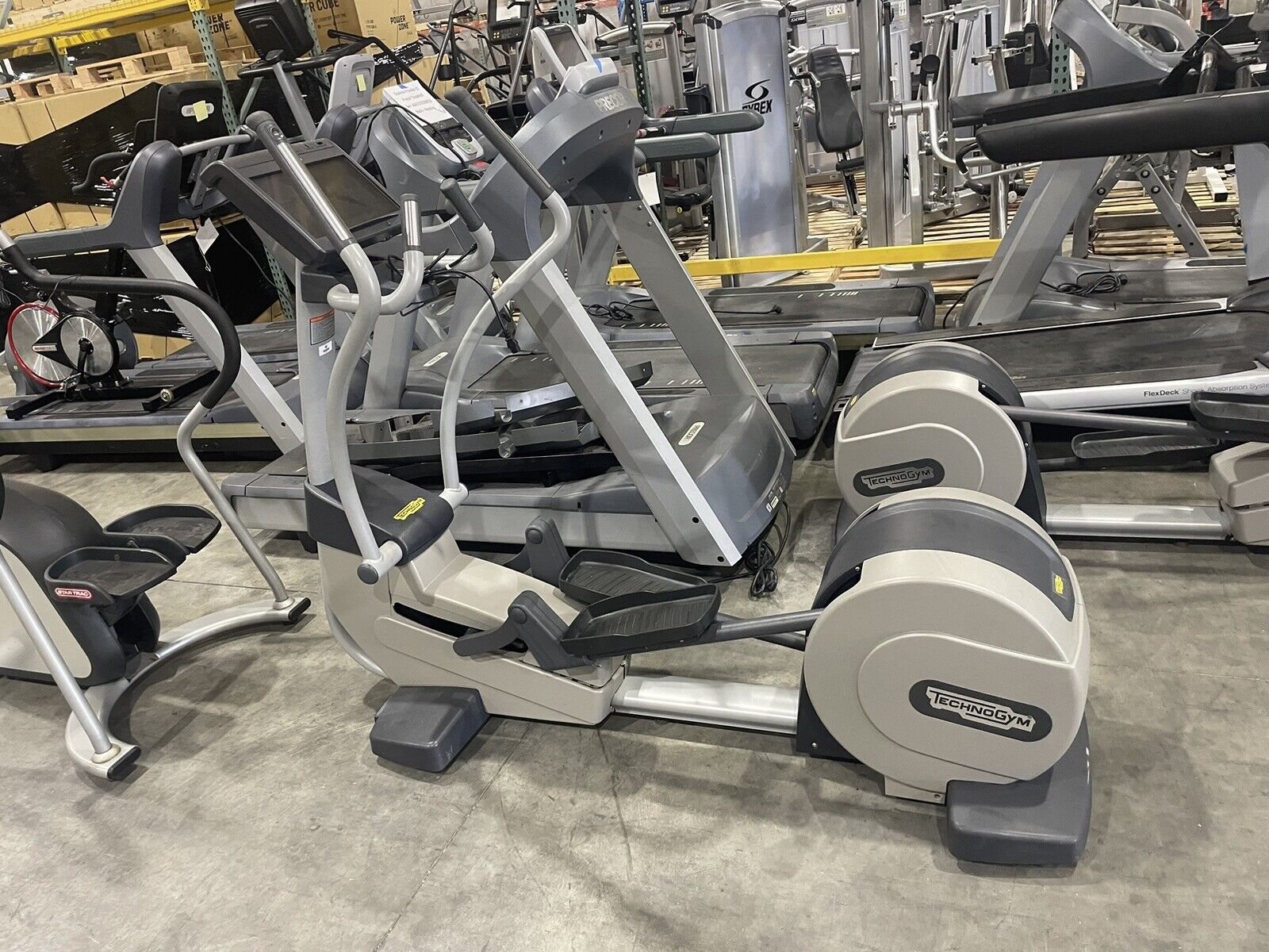 Technogym synchro sales 700 elliptical