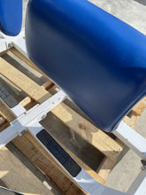 Load image into Gallery viewer, Hammer Strength Plate Loaded Iso-Lateral Leg Extension
